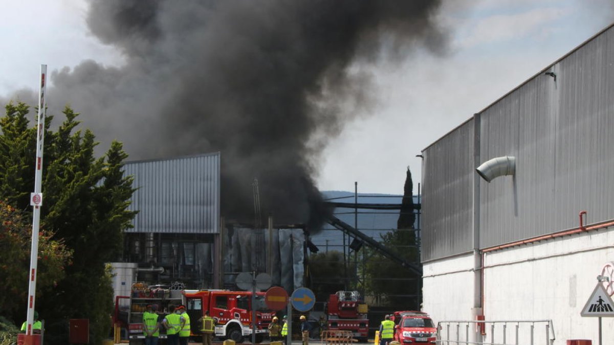 Imatge de l'exterior de l'empresa que s'ha incendiat.