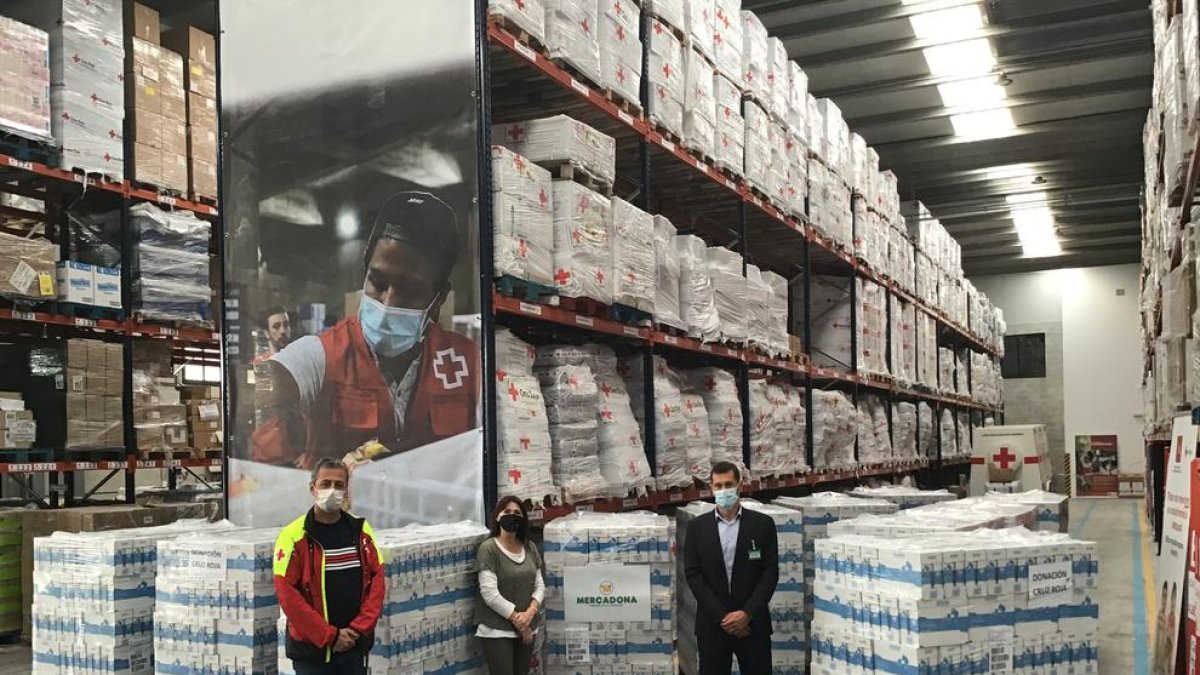 Representantes de la Cruz Roja y de Mercadona en Cataluña en un momento de la donació hecha hoy.