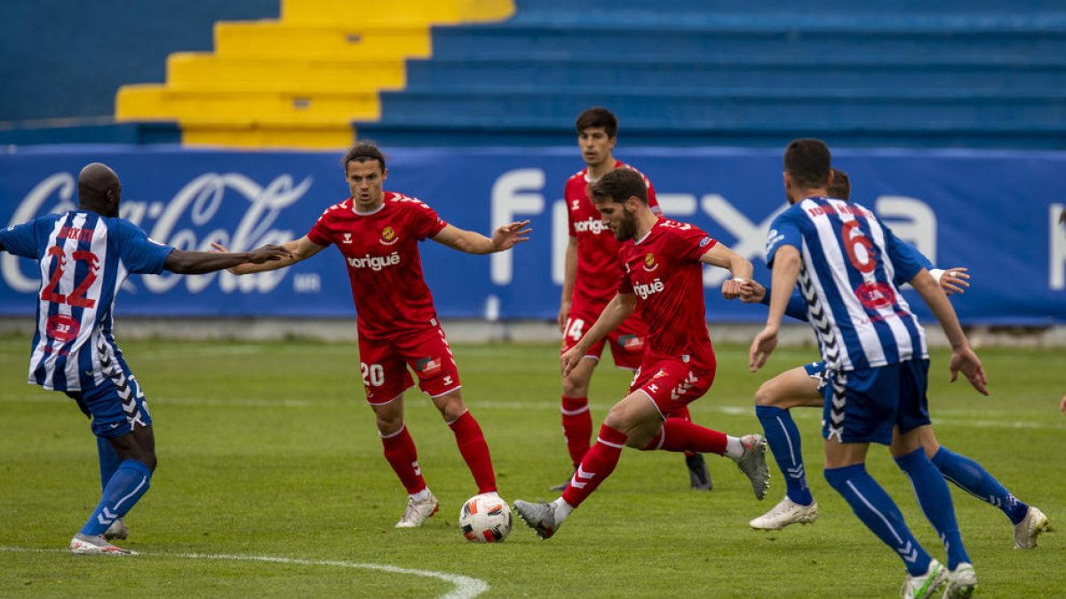 Fausto Tienza, durant el partit d'anada, no podrà repetir en la tornada perquè està sancionat per acumulació d'amonestacions.