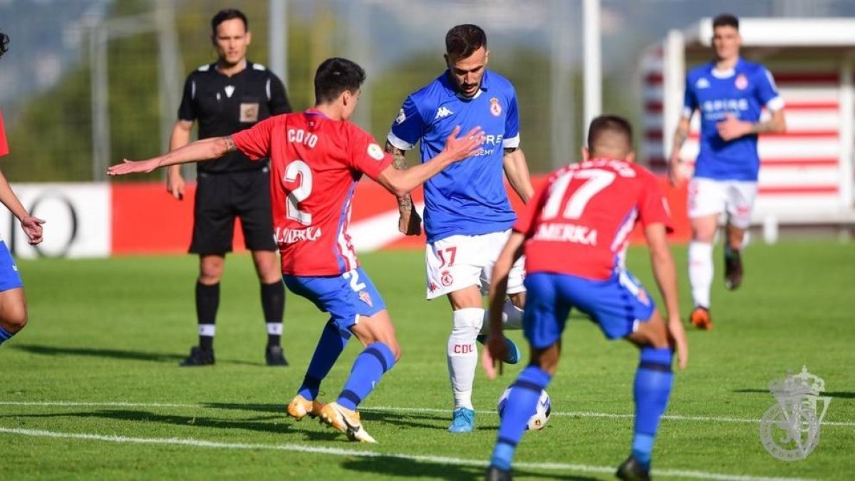 Dioni, con el '17' en la camiseta durante un partido de esta temporada con la Cultural.