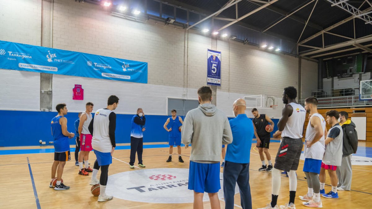 Berni Álvarez dando ayer instrucciones a sus hombres justo antes de empezar el entrenamiento.