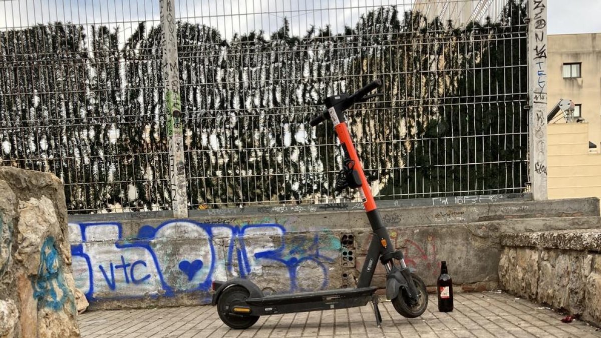 Un patinet i una ampolla d'alcohol a la zona de Josepa Massanés.