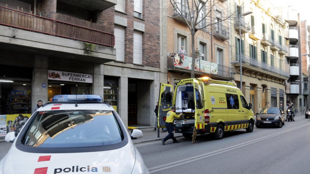 Los servicios de emergencias llegando al bloque de pisos donde vive la madre.