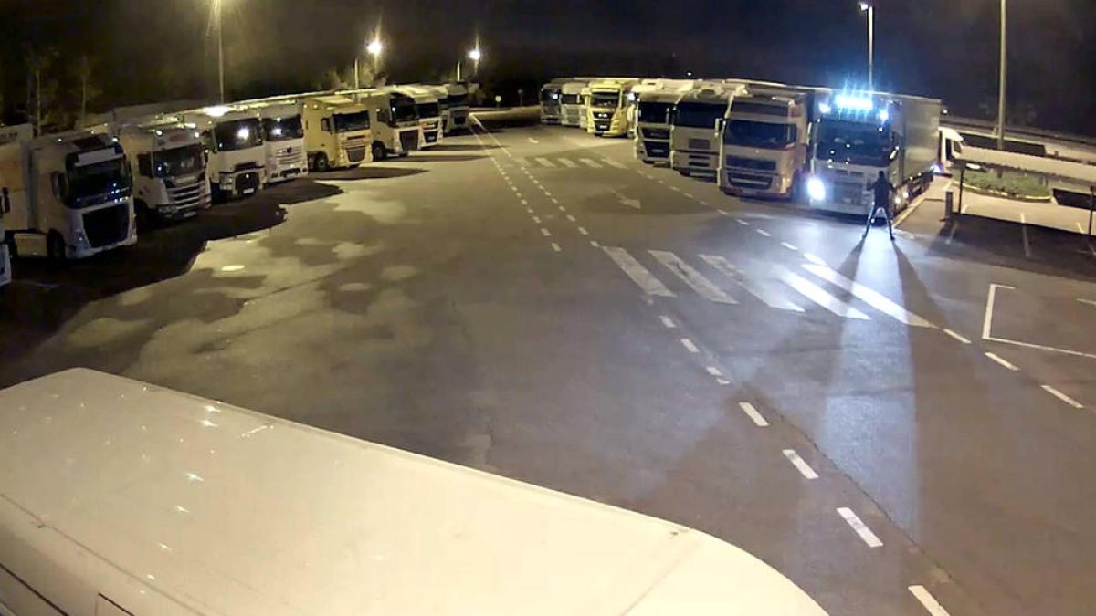 Una càmera de seguretat grava el grup especialitzat en robatoris en camions a les àrees de servei.