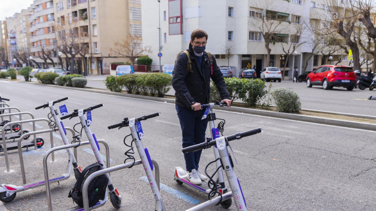 El aparcamiento de la avenida Catalunya, delante del campus, es uno de los que más movimiento registra.