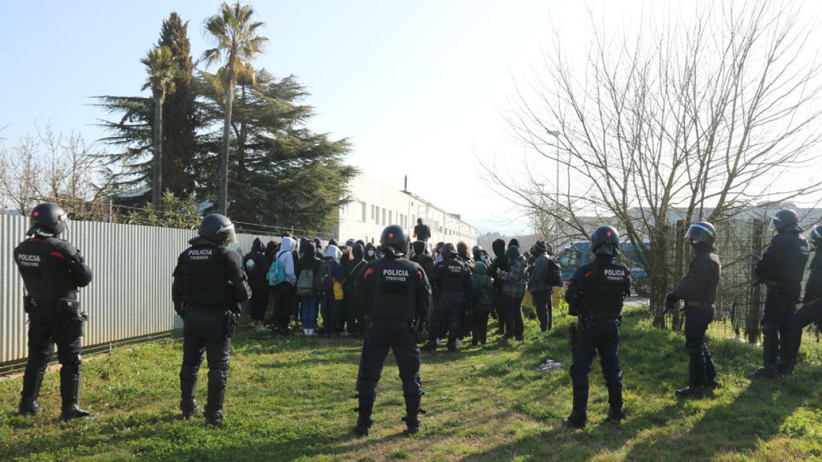 Los Mossos encapsulando los jóvenes para identificarlos en un descampado próximo al corte a Girona.