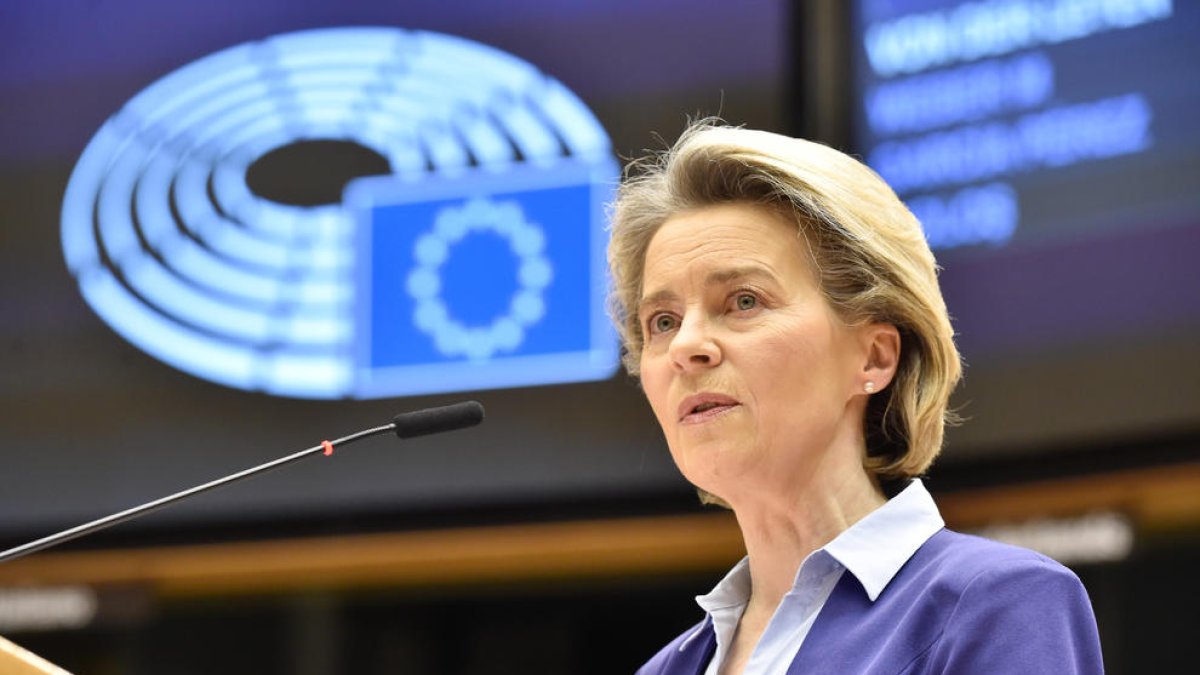 La presidenta de la Comissió Europea, Ursula Von der Leyen, durant una compareixença a l'Eurocambra sobre la campanya de vacunació.