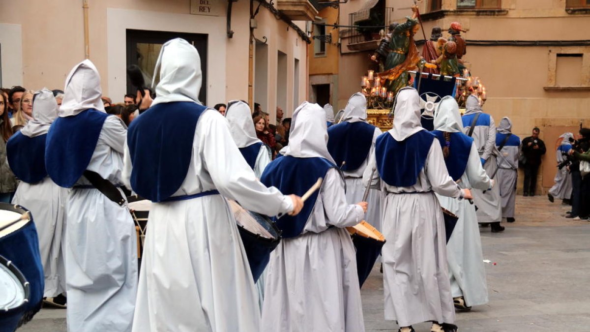 Algunes vestes tocant els tambors, seguint un dels passos de la processó del Sant Enterrament de Tarragona.