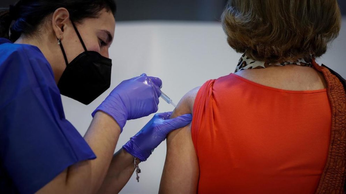 Una mujer recibiendo la vacuna contra el coronavirus.