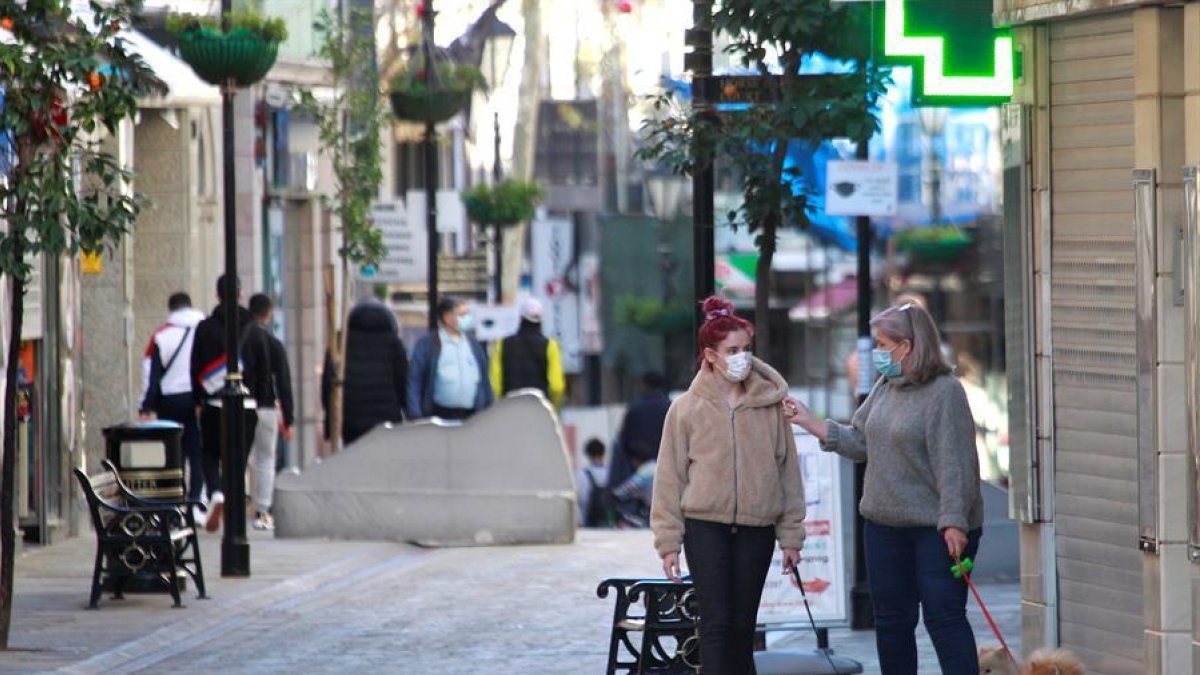 Personas caminando por Gibraltar.