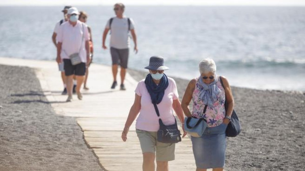 Turistes passejant per Tenerife.