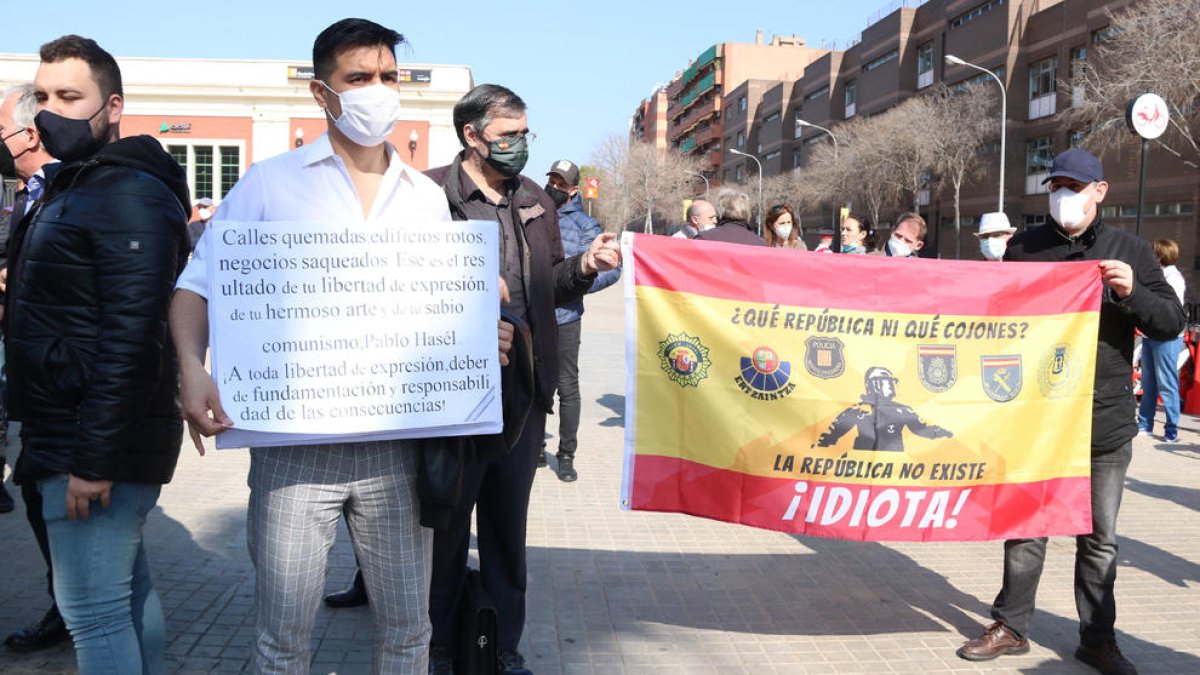 Diversos concentrats sostenen pancartes a la concentració contra els talls de la Meridiana.