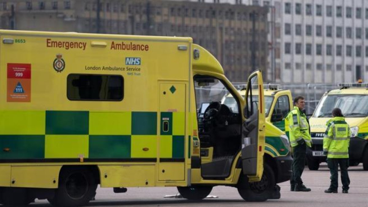 Una ambulancia del sistema de salud británico en Londres.