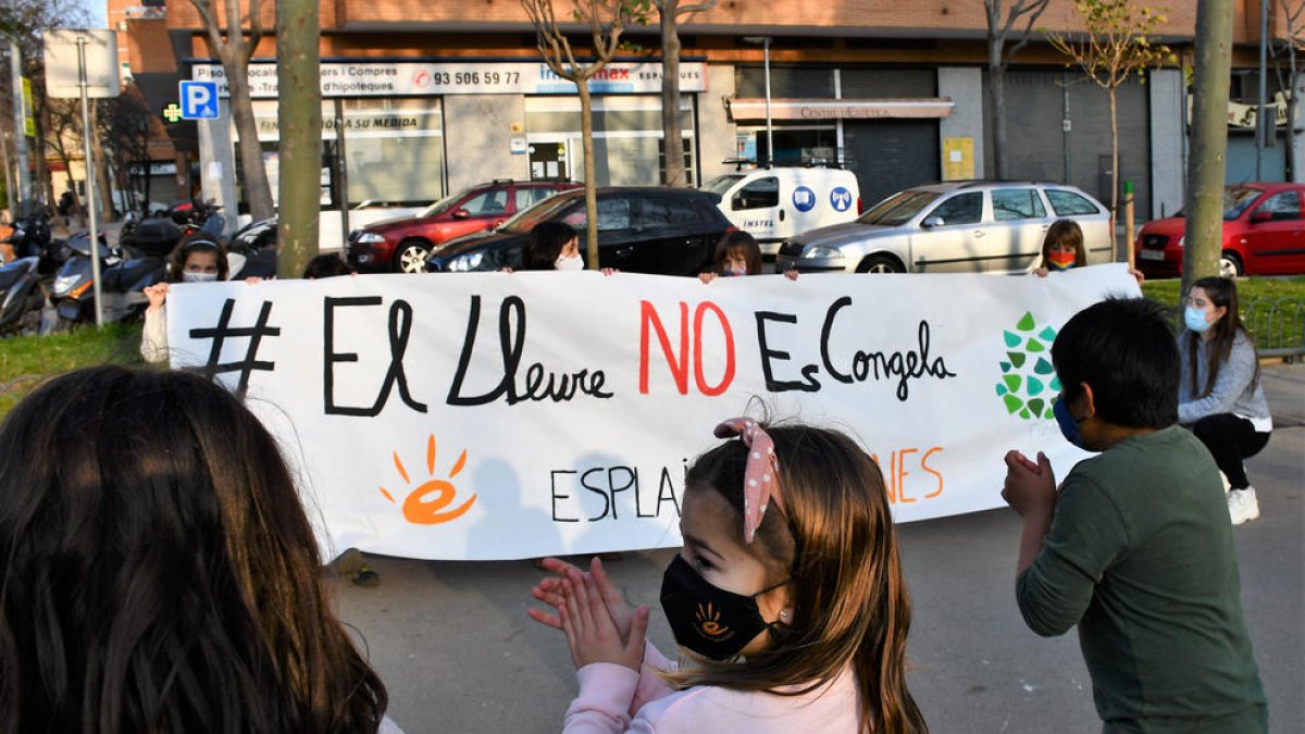 Infants i monitors de l'esplai Espurnes, de la Federació Catalana de l'Esplai-Fundesplai.