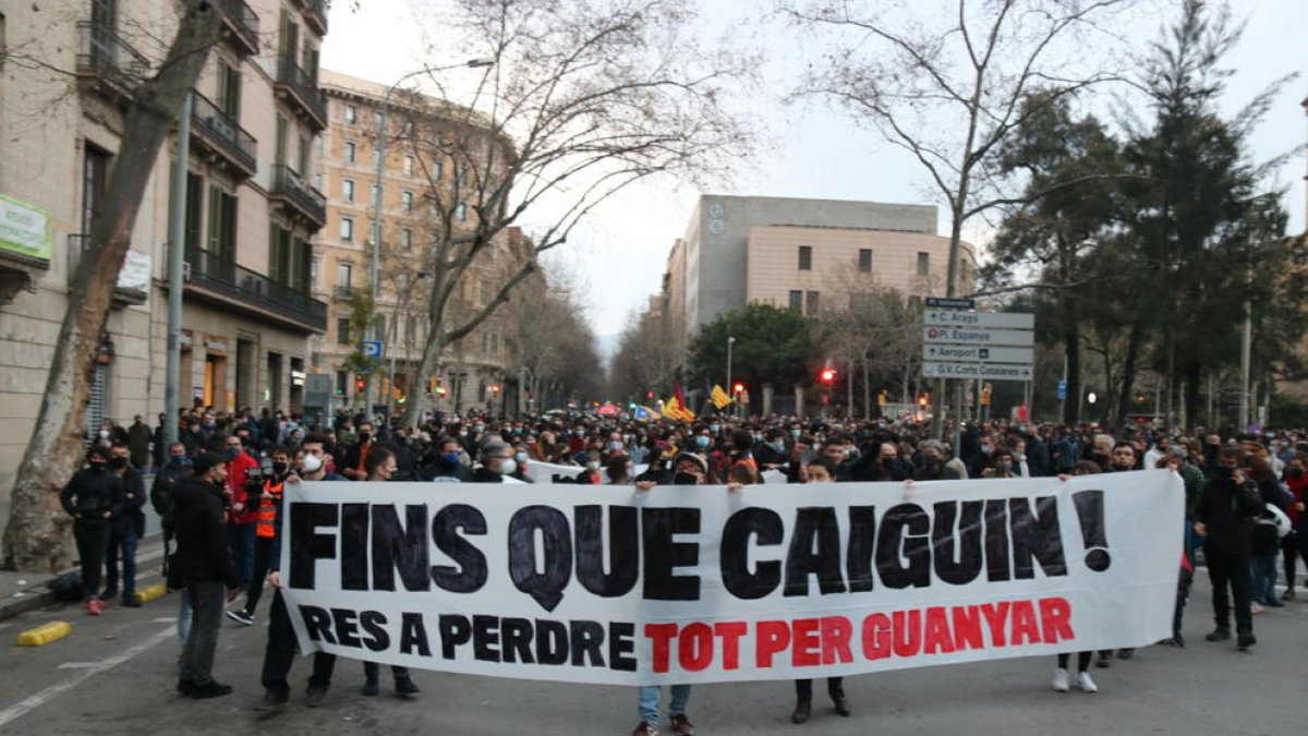 Imatge de la capçalera de la manifestació convocada per diversos col·lectius que ha sortit de plaça Universitat.