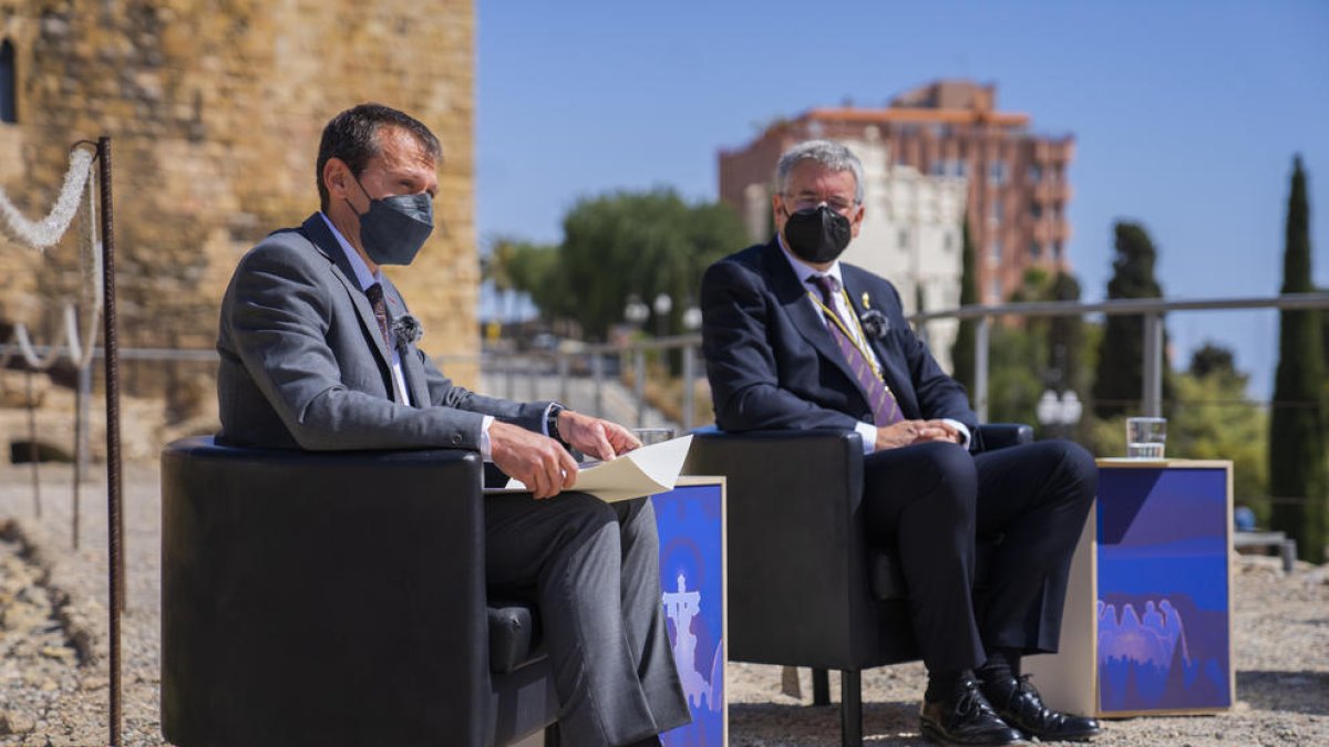 El pregonero de la Semana Santa tarraconense del 2021, el ginecólogo Jordi Sentís, junto al alcalde de la ciudad, Pau Ricomà.