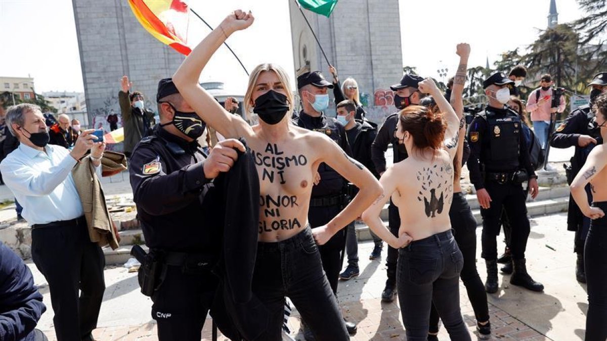 La Policia separando los dos grupos.