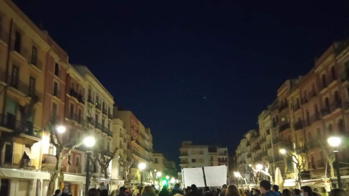 Manifestants dirigint-se cap a la plaça Imperial Tàrraco.