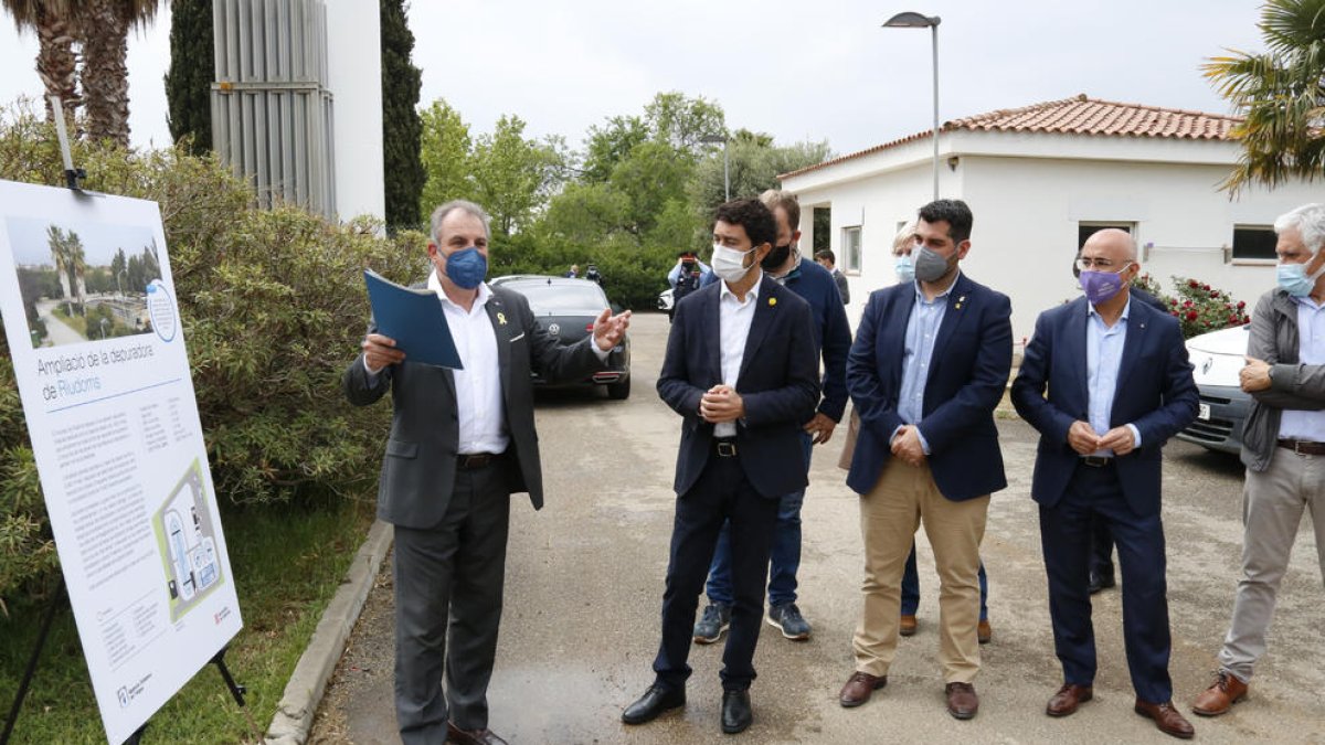 El director de la ACA, Lluís Ridao, con el conseller Damià Calvet, durante una visita.