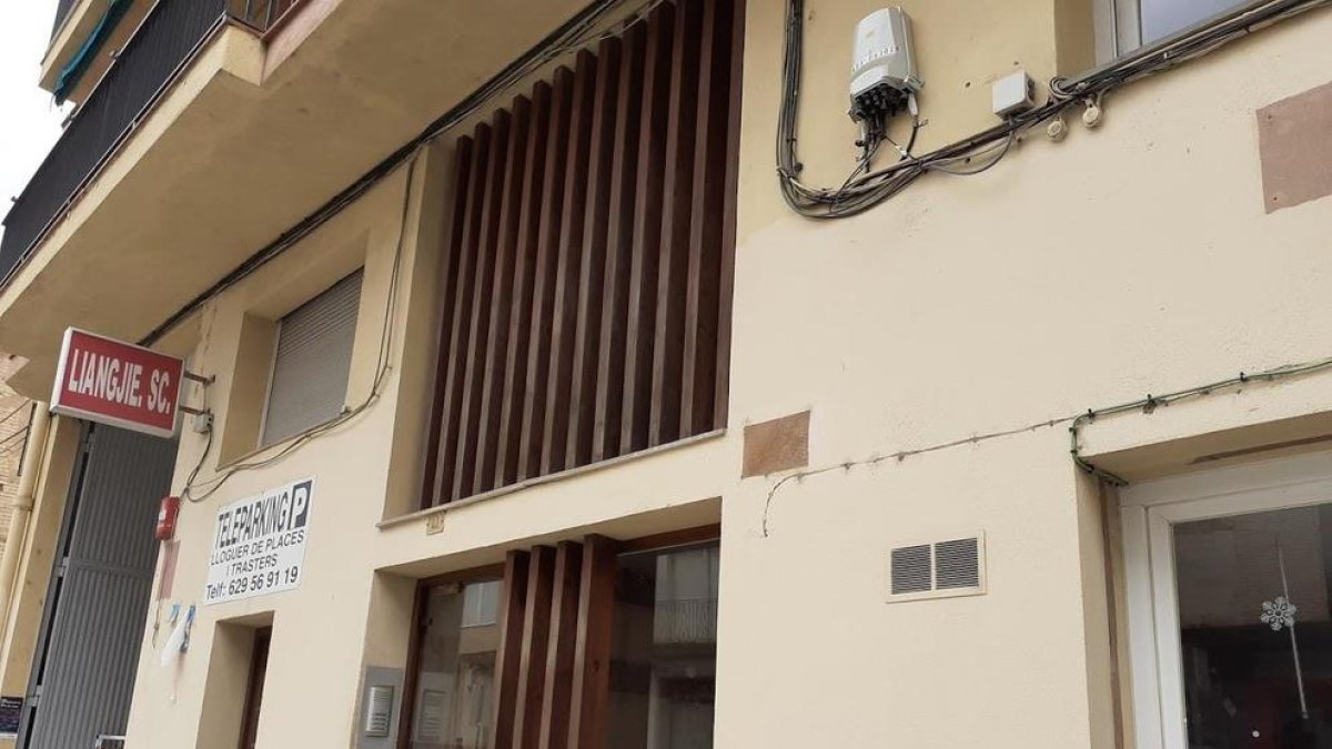 Plano detalle de una fachada de un edificio de Móra d'Ebre de donde ya se han retirado símbolos franquistas