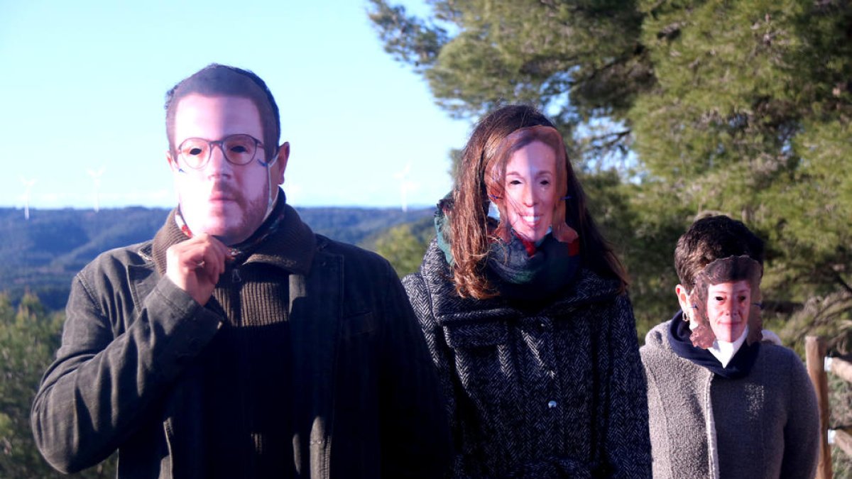 Activistes del col·lectiu Terra Alta Viva caracteritzats amb mascaretes dels consellers Pere Aragonès, l'exconsellera Àngels Chacón i la consellera Teresa Jordà.