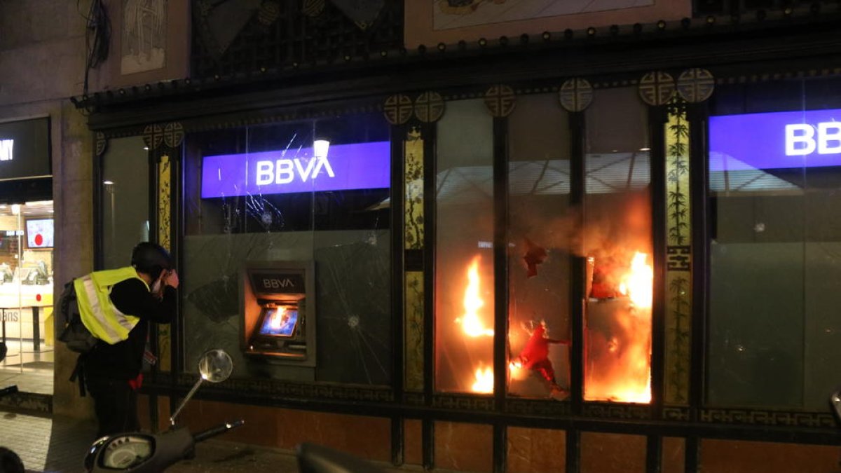 Una entidad bancaria quemando en Barcelona después de la manifestación, que ha acabado con algunos disturbios.