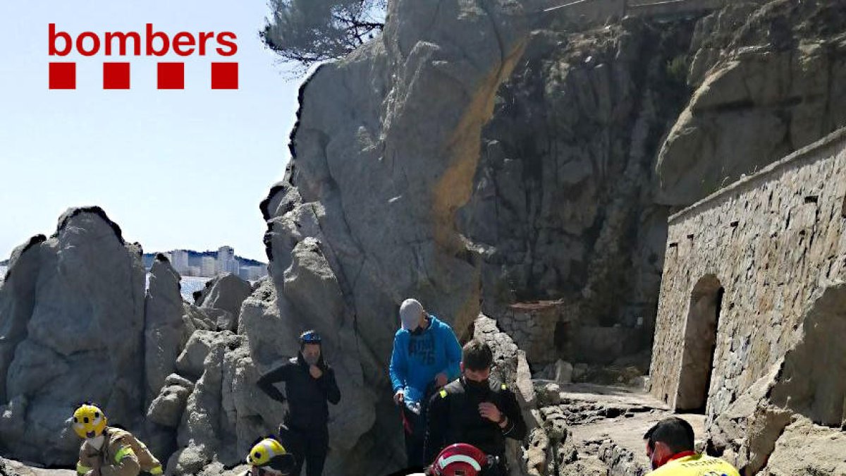 Un rescate en la zona de rocas de la playa de la Belladona de Calonge.