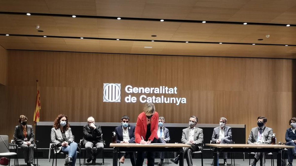 La presidenta de la Diputació de Tarragona, Noemí Llauradó, ahir, signant l'acord.