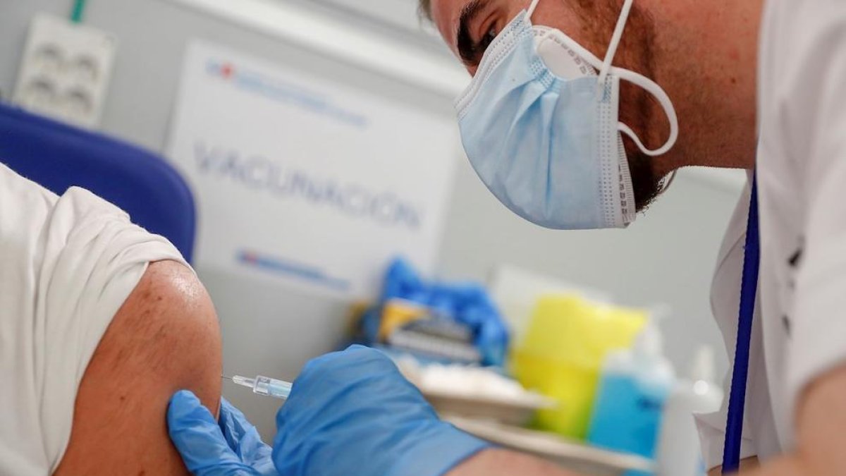 La vacunación continúa adelante, pero aparecen nuevas cepas del virus.