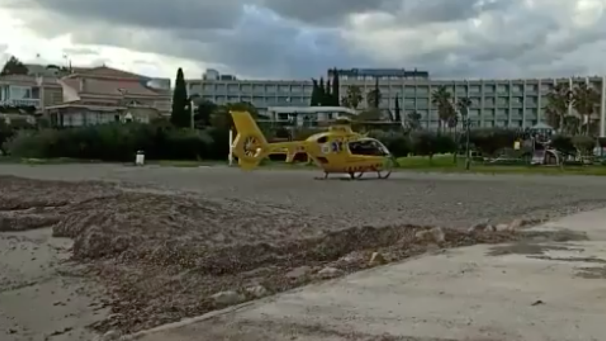 El helicóptero del SEM en l'Ametlla de Mar.