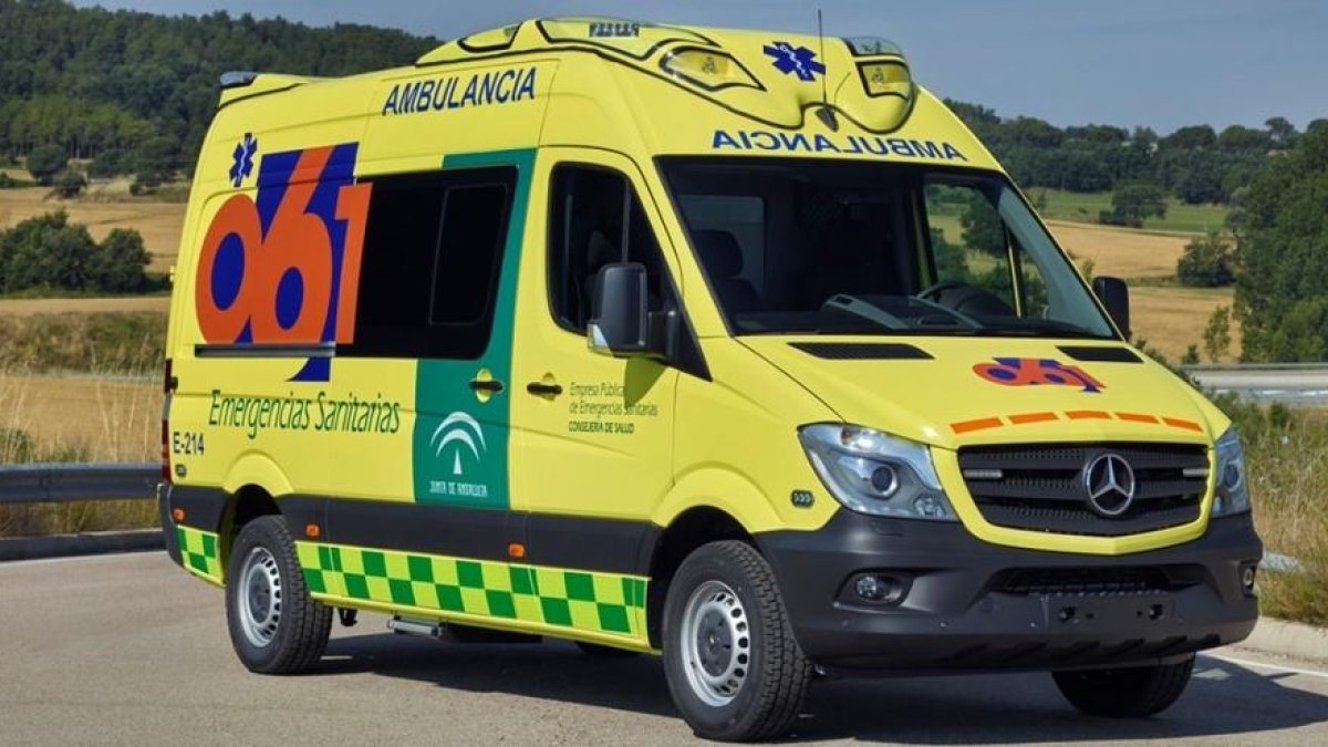 Imagen de una ambulancia del Servicio de Emergencias Médicas de Andalucía.