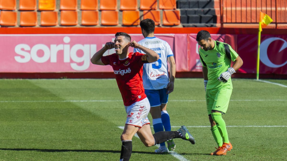 Javi Bonilla celebrant una diana anotada al Nou Estadi aquesta temporada contra el Prat.