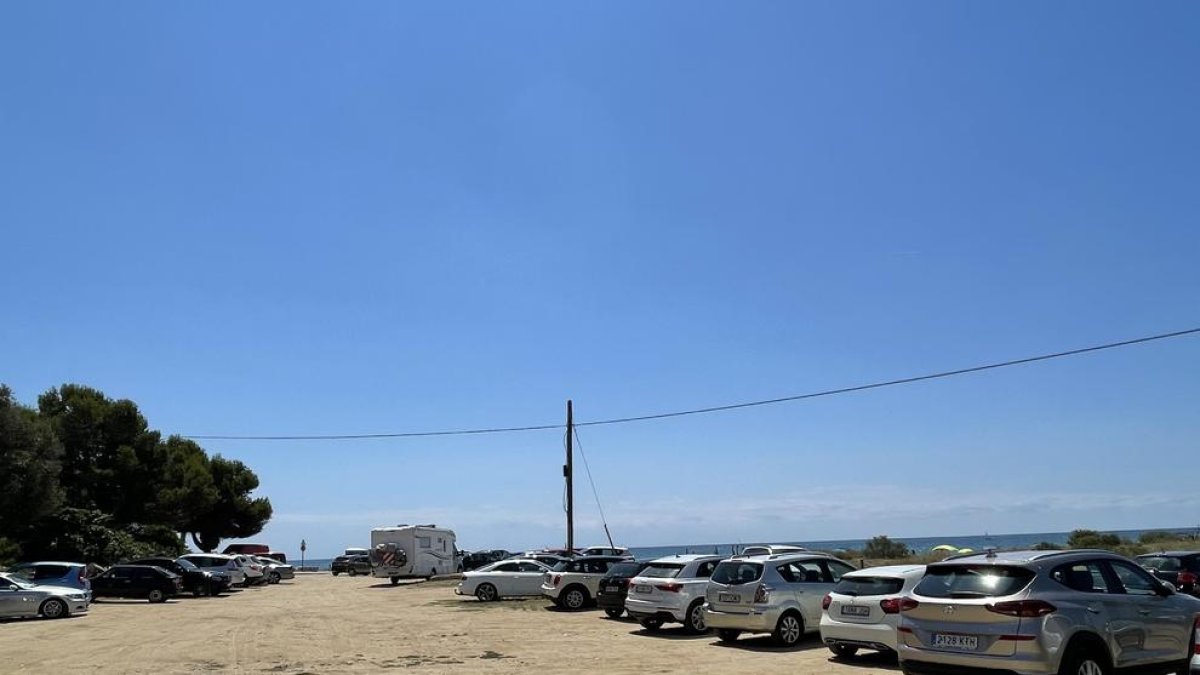 Uno de los aparcamientos de la playa Larga que los sábados y domingos se llena hasta los topes.