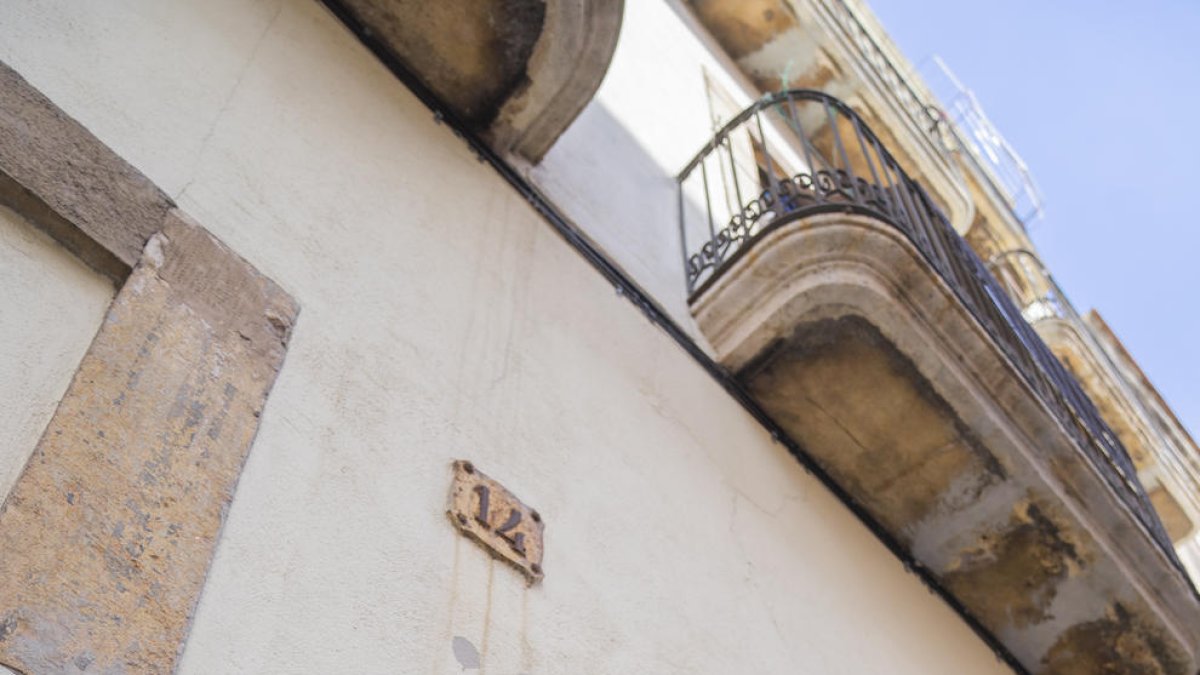 En el local del IMSST de la Part Baixa, en la calle Verge de la Misericòrdia, atienden los sintecho.