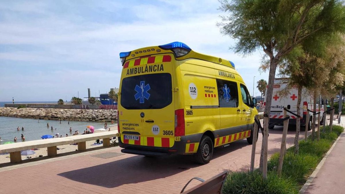 Las ambulancias del SEM y de Cruz Roja a la playa del Miracle esta tarde.