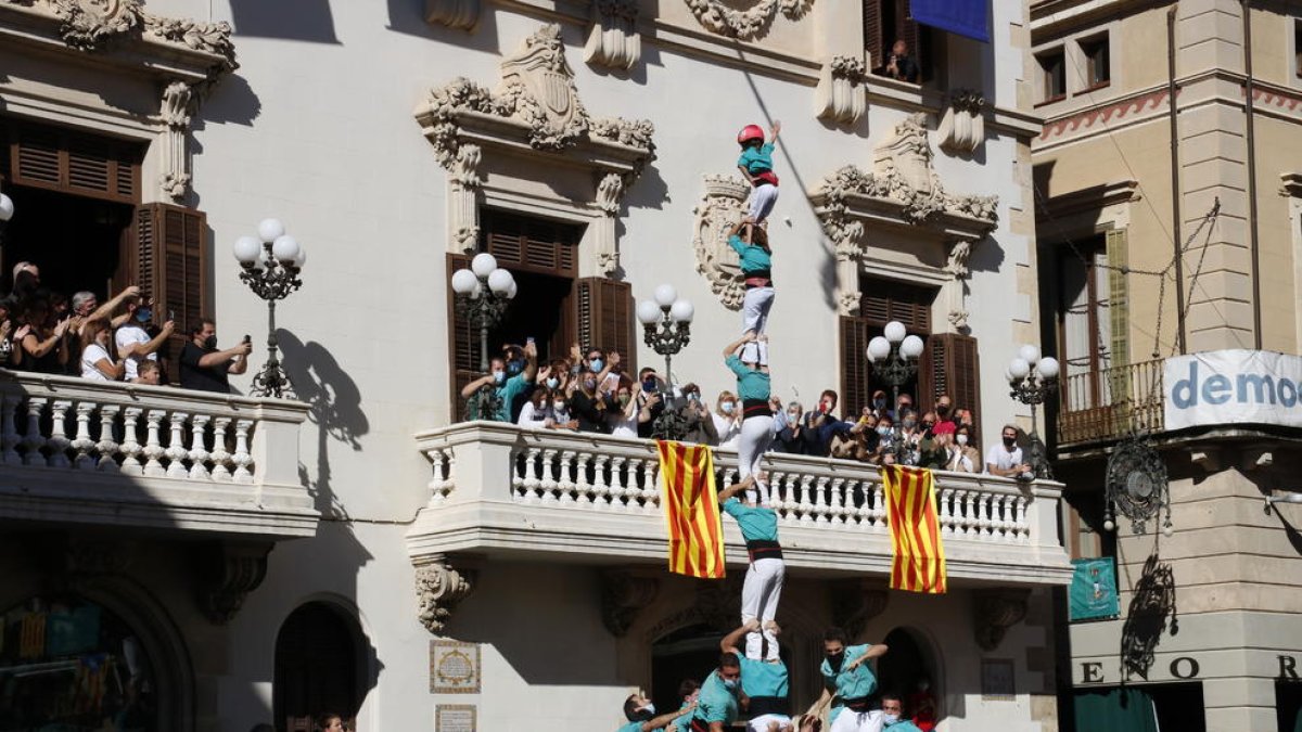 4 de 8 amb l'agulla descarregat pels Castellers de Vilafranca, en primera ronda, a la diada de Tots Sants.