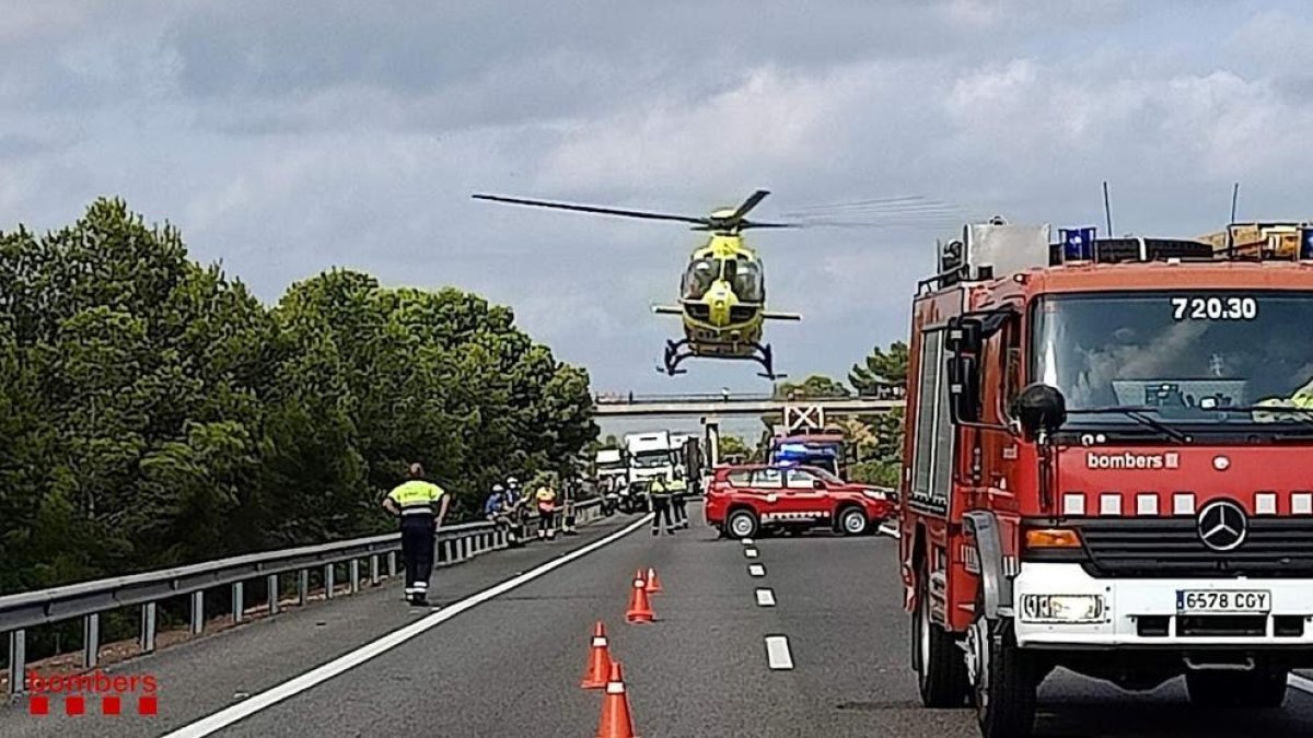 Imatge de l'accident a l'AP-7 al seu pas per l'Ampolla.