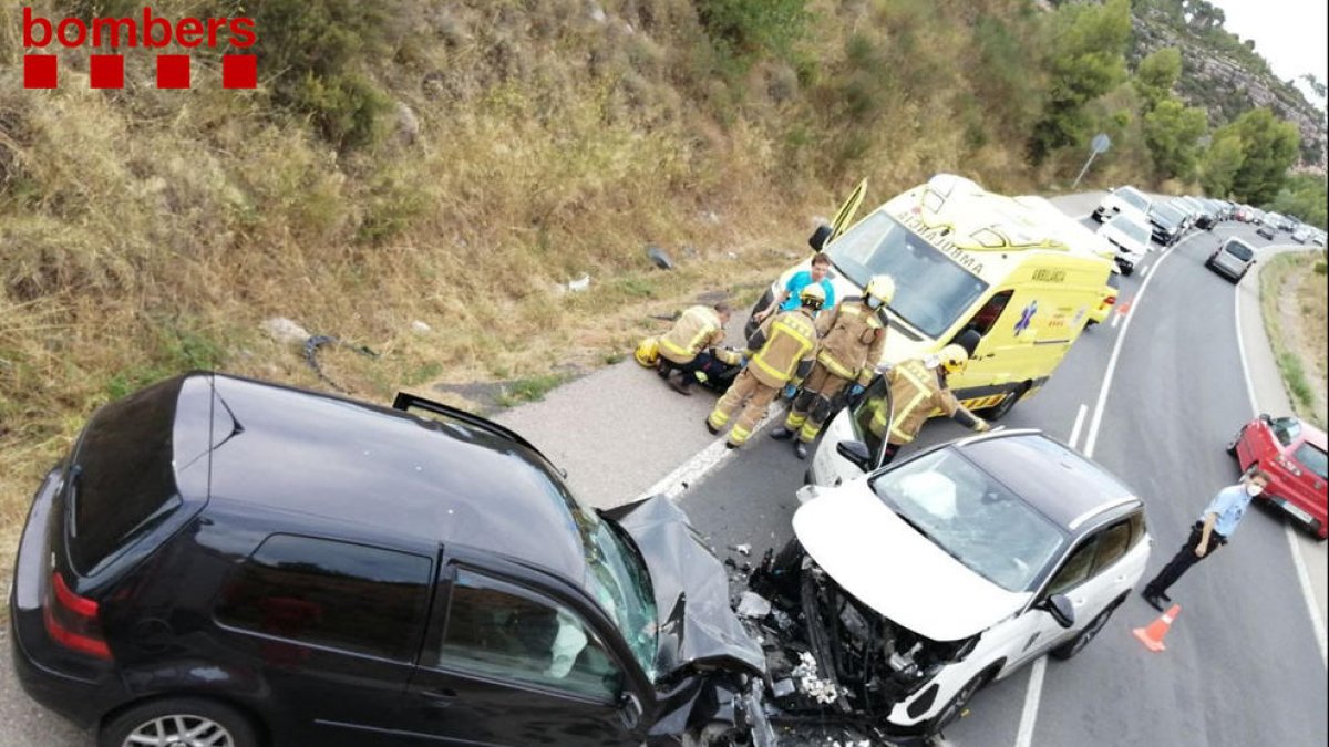 Imagen del accidente frontal de tráfico entre dos coches en la C-14 en Montblanc.