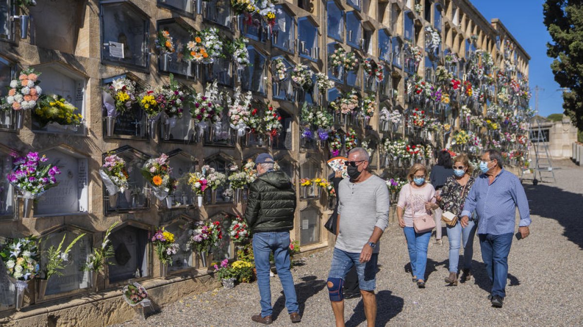 Los tarraconenses volvieron a homenajear a sus difuntos llenando el cementerio.