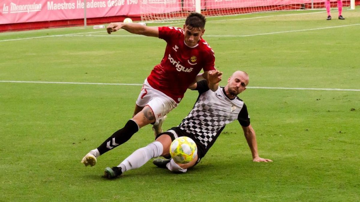 Bernat Guiu en un partido amistoso al Nou Estadi contra l'Horta.