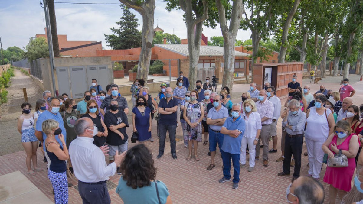 Los asistentes al acto de la Boca de la Mina durante las explicaciones del alcalde, Carles Pellicer.