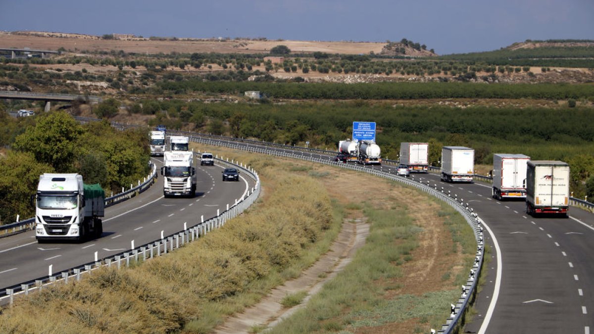 Una imagen de la AP-2 cargada de tráfico de coches y camiones.