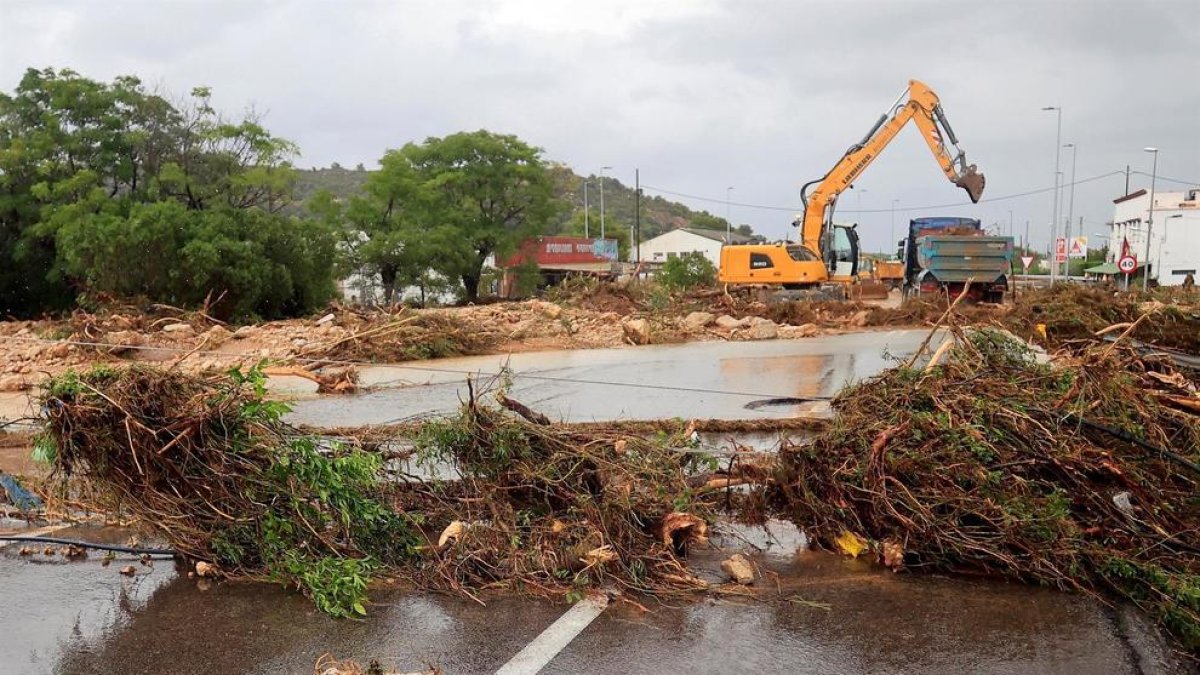 Una carretera de Alcanar afectada por las trombas de agua.