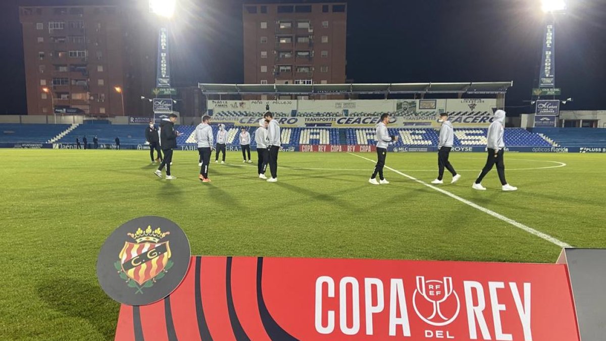 Els futbolistes del Nàstic sobre la gespa del Municipal de Linarejos.