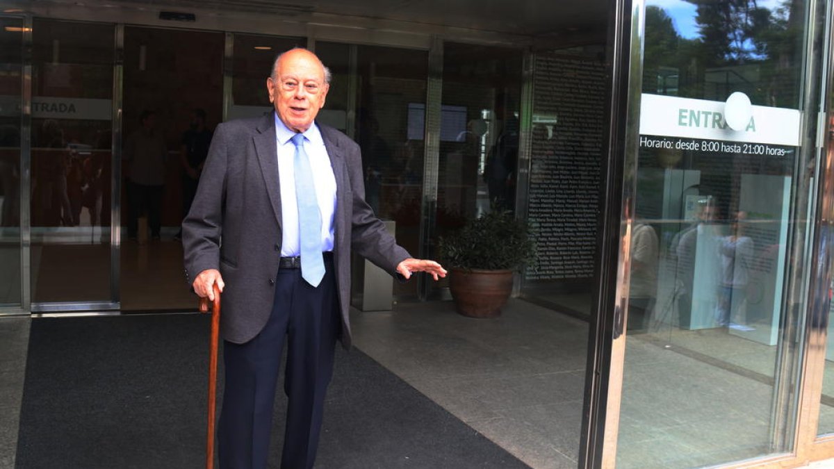 Jordi Pujol a la sortida del Tanatori de les Corts el 7 d'octubre del 2018.