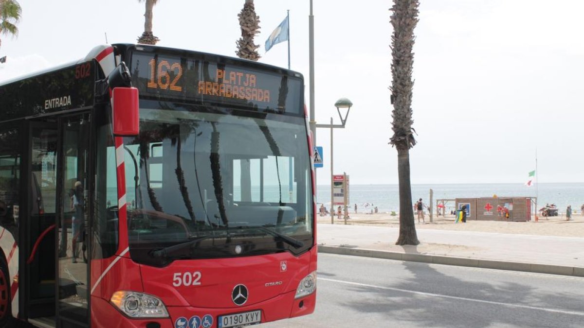 Imagen de archivo de un autobús en la playa de la Arrabassada.