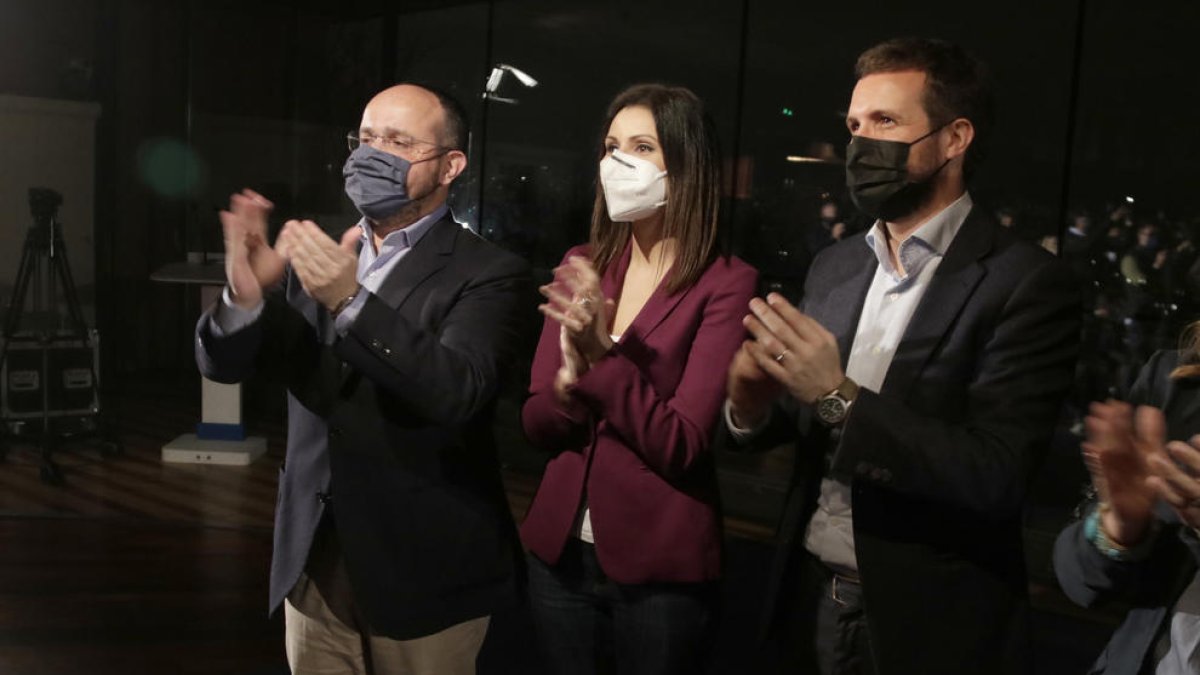 El presidente del PP, Pablo Casado, con el candidato del PPC, Alejandro Fernández, y la número 2 de la lista, Lorena Roldán.
