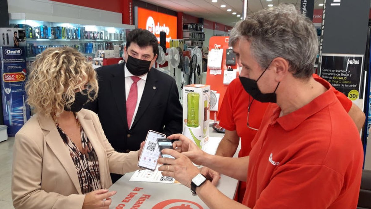 Plano medio de la alcaldesa de Tortosa, Meritxell Roigé, en un establecimiento adherido en la campaña comercial Bonos Tortosa.