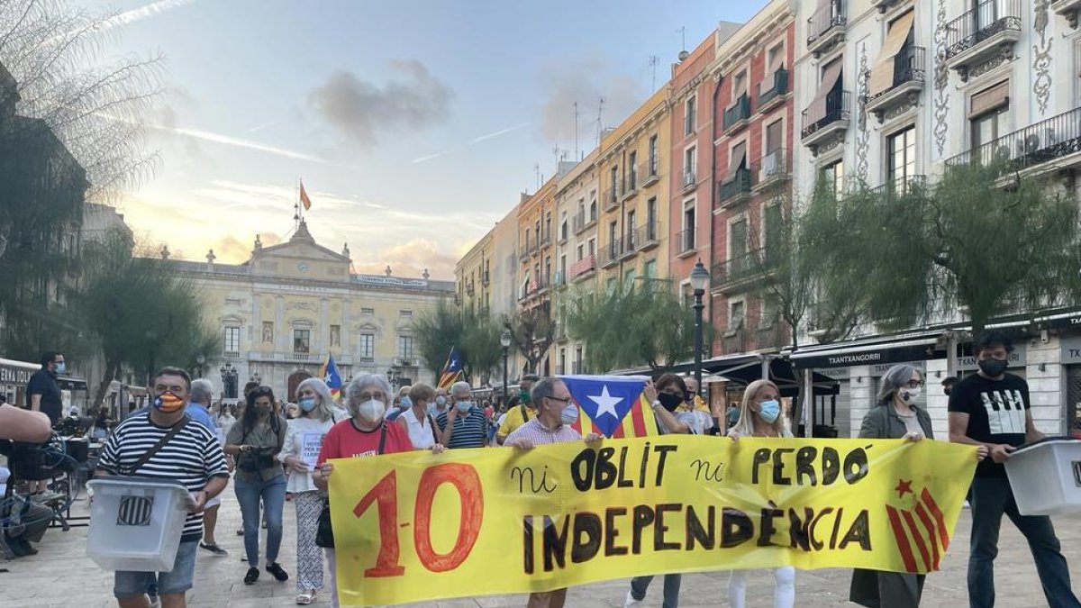 Imatge de la manifestació a la Plaça de la Font de Tarragona.