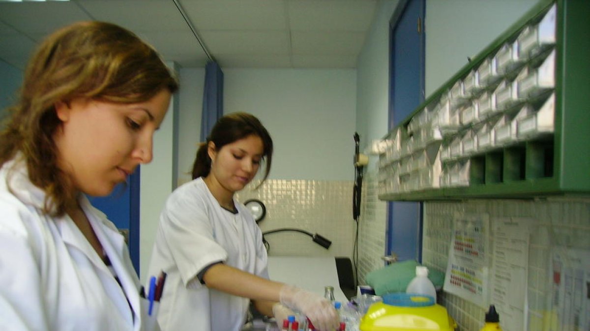 Dos investigadoras de la Unidad de Nutrición Humana de la URV, en el laboratorio.